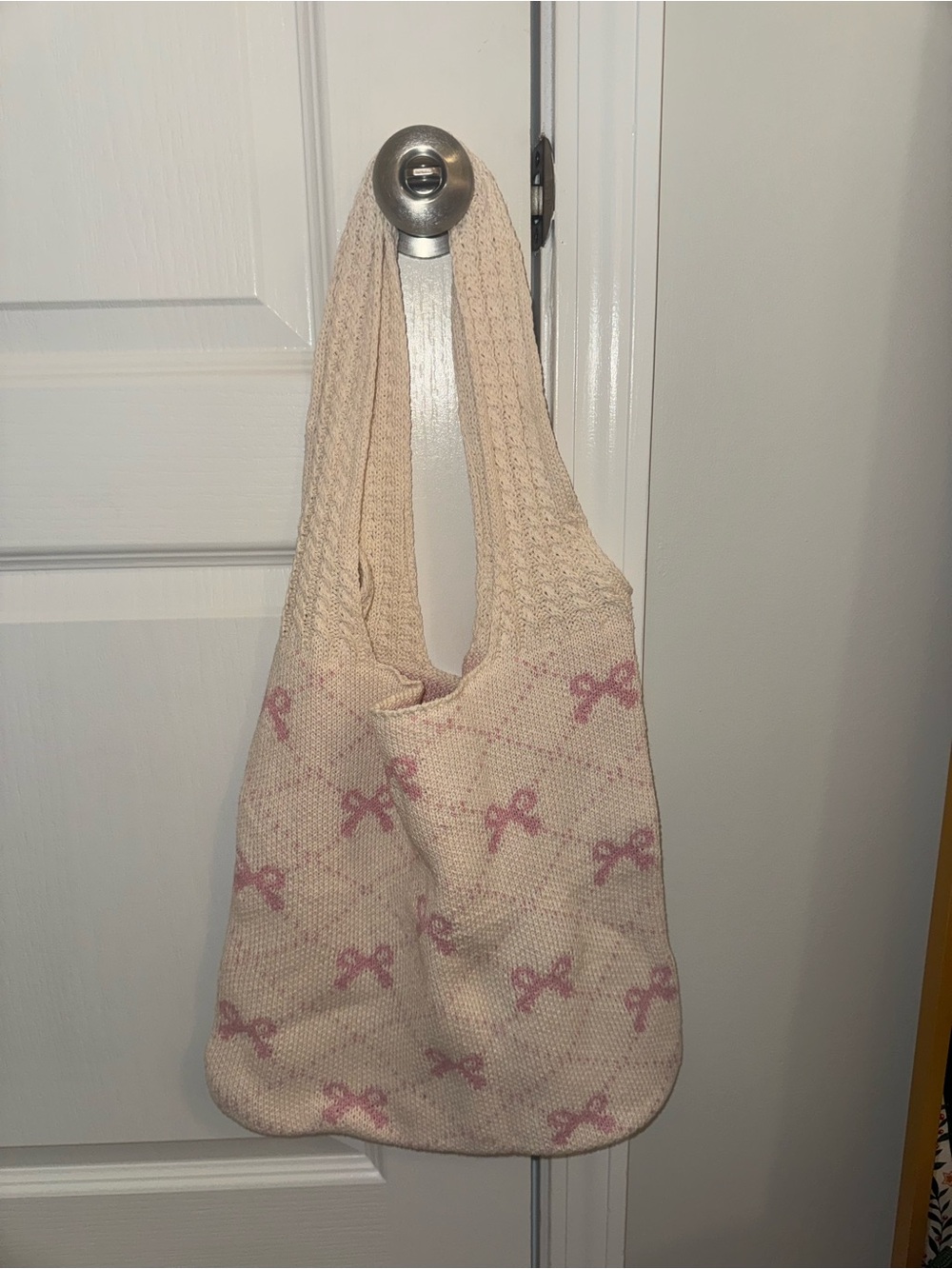 Cream Knit Shoulder Bag with Pink Bow Pattern